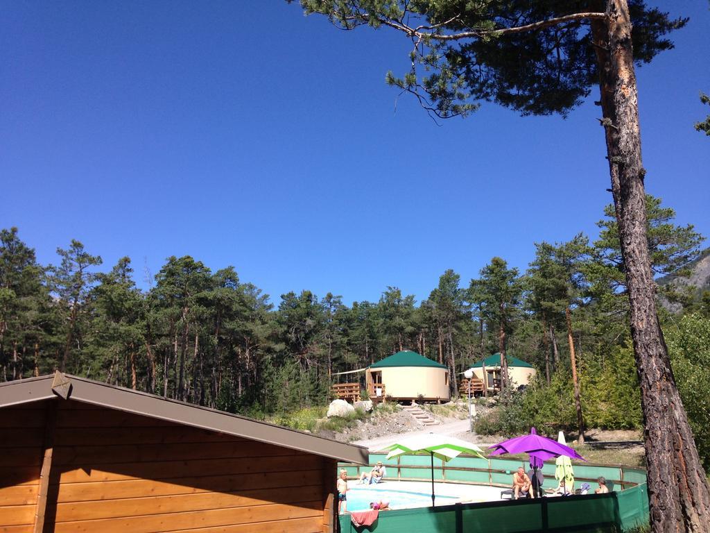 Parc Residentiel De Loisir : Le Loup Blanc Du Riou Hotell Barcelonnette Eksteriør bilde
